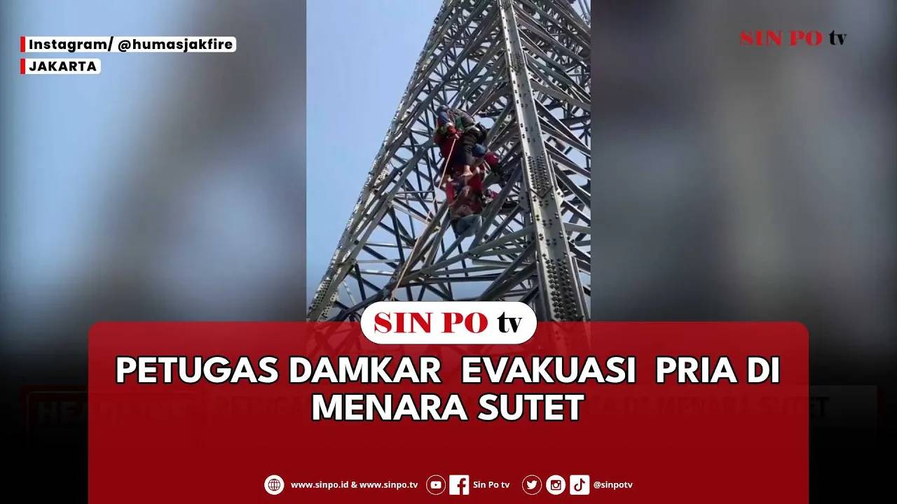 Petugas Damkar Evakuasi Pria Di Menara Sutet