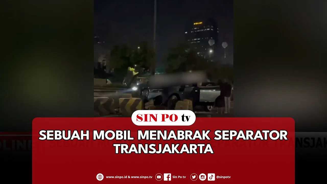 Sebuah Mobil Menabrak Separator Transjakarta