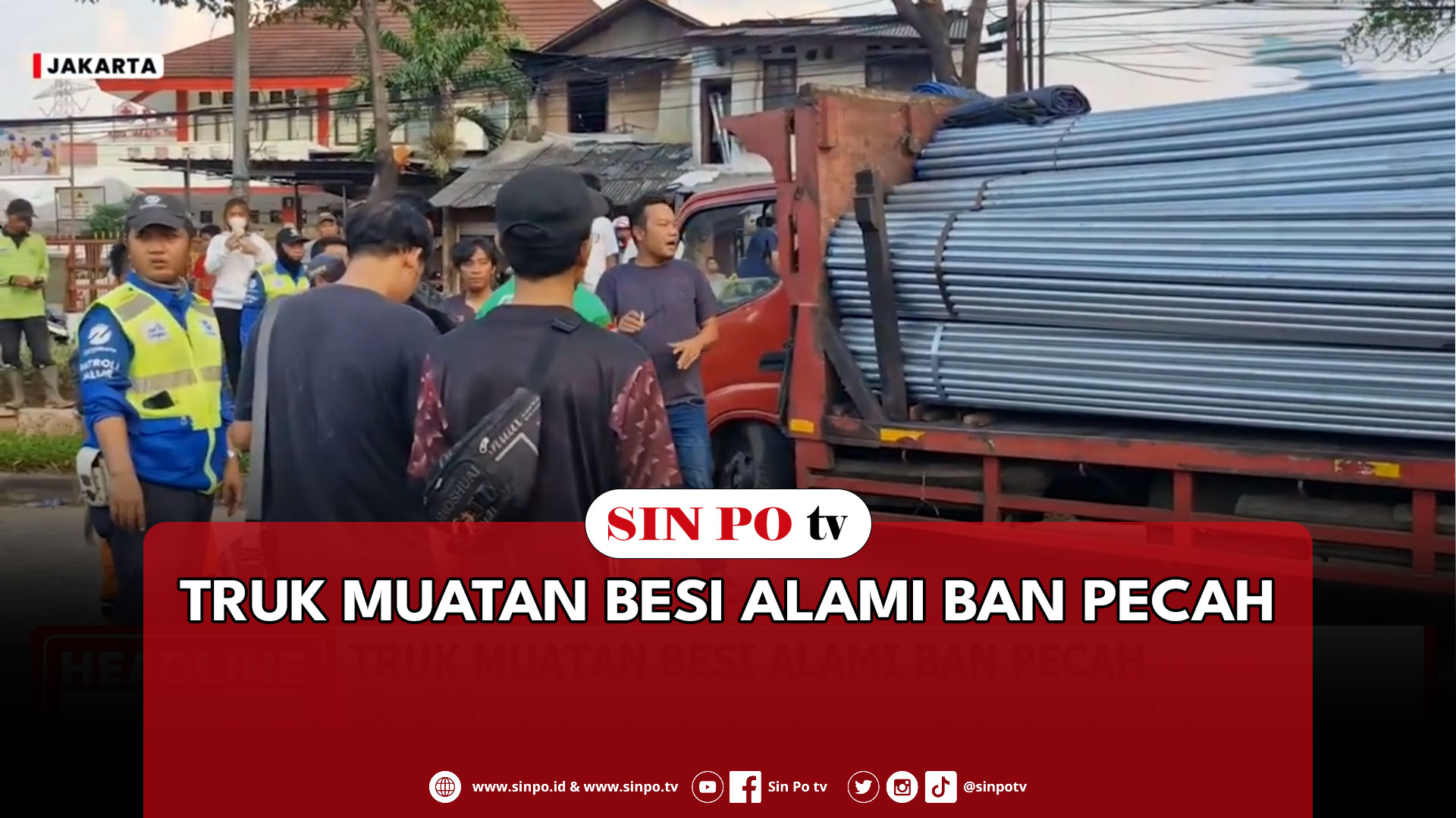 Truk Muatan Besi Alami Ban Pecah