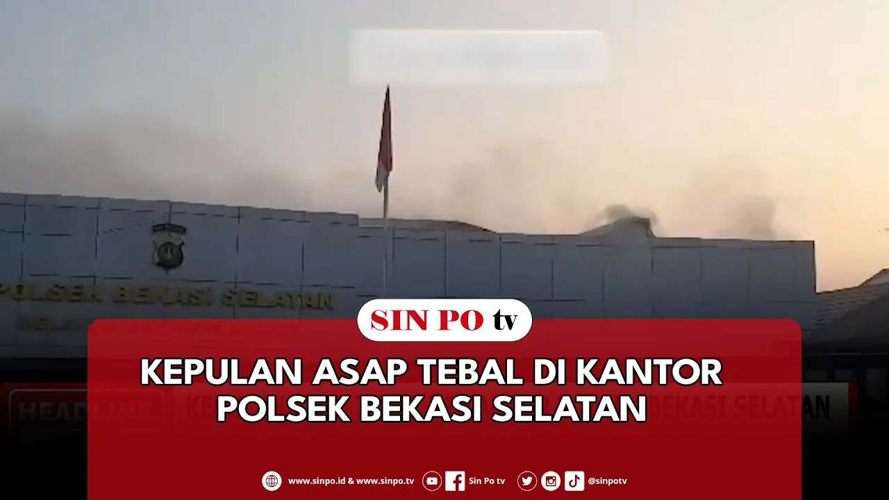 Kepulan Asap Tebal Di Kantor Polsek Bekasi Selatan