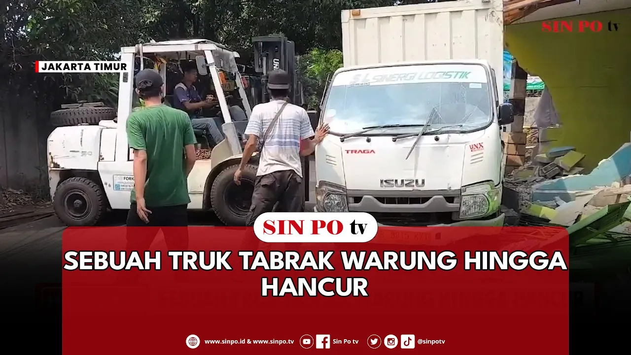 Sebuah Truk Tabrak Warung Hingga Hancur