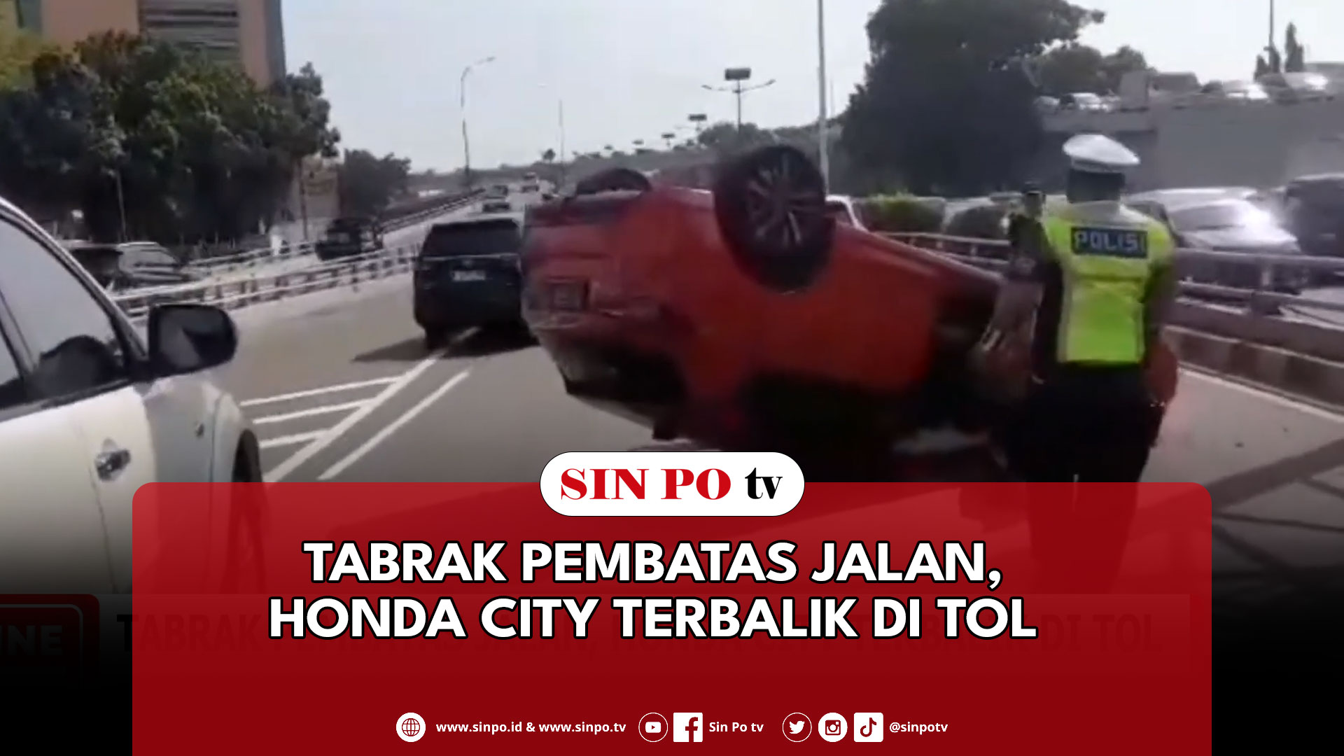 Tabrak Pembatas Jalan, Honda City Terbalik Di Tol