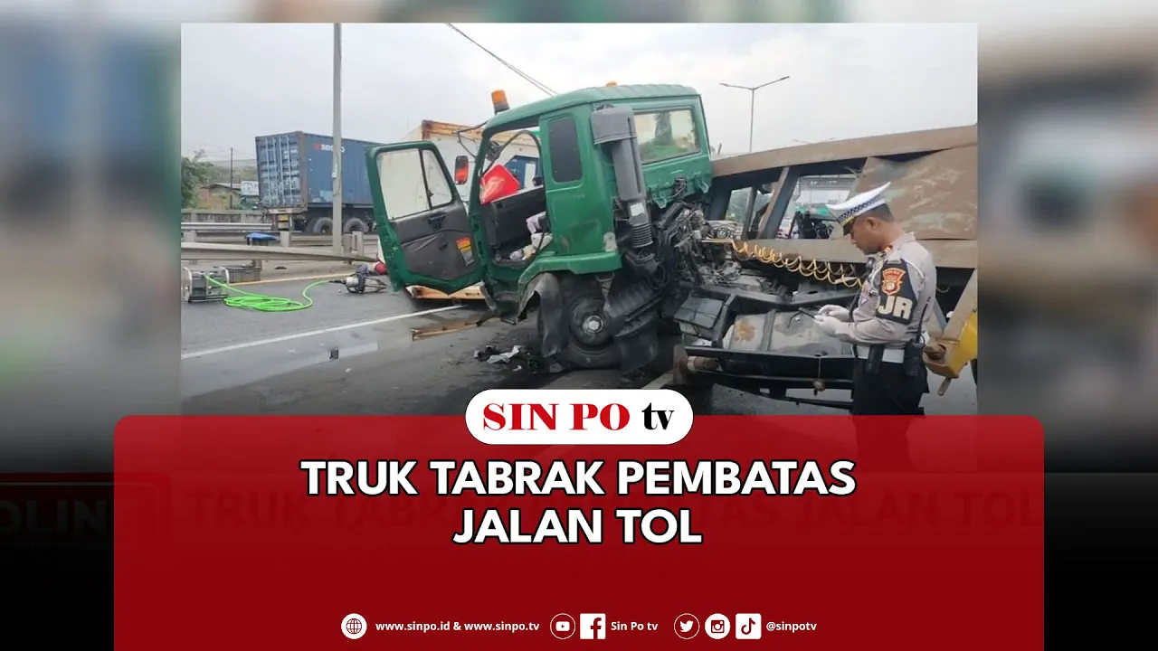 Truk Tabrak Pembatas Jalan Tol