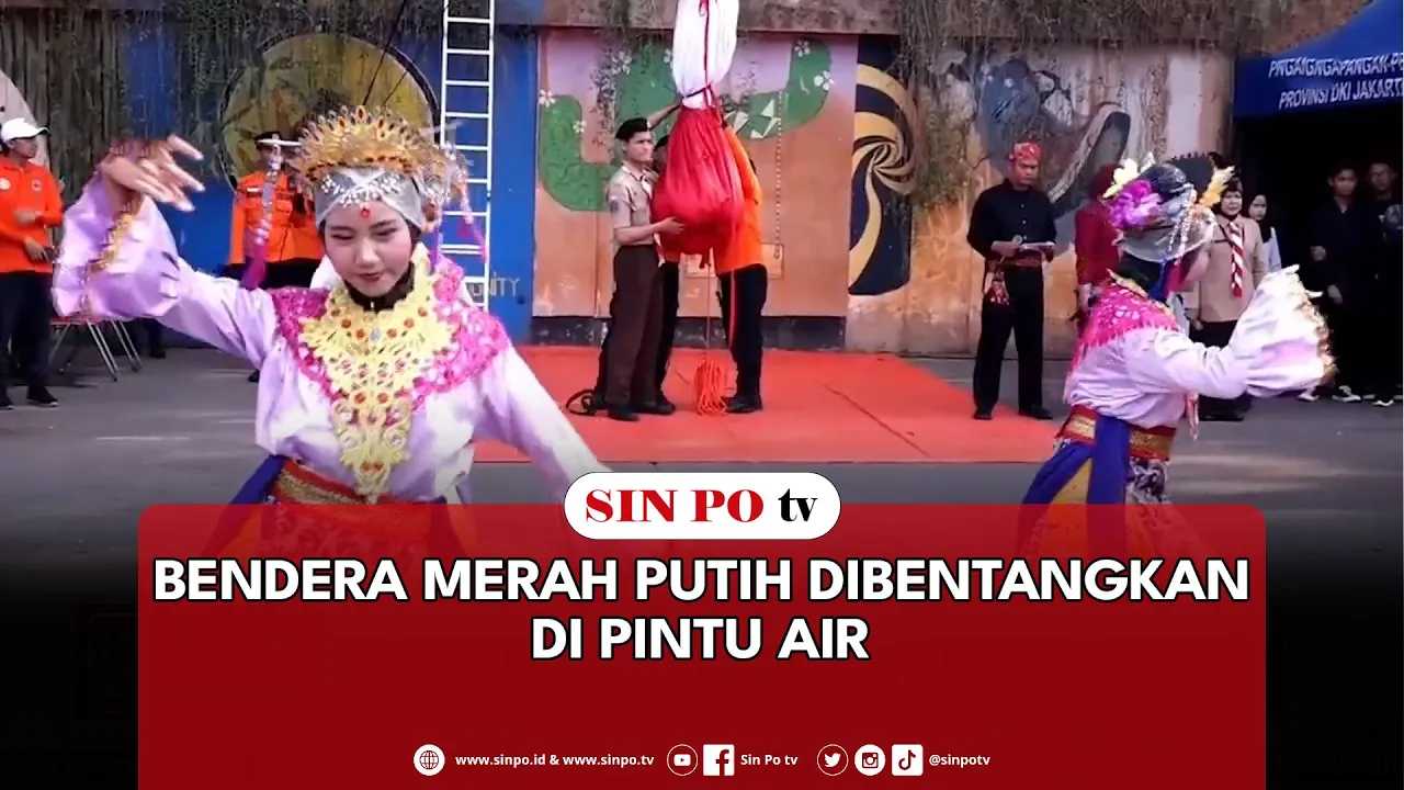 Bendera Merah Putih Dibentangkan Di Pintu Air