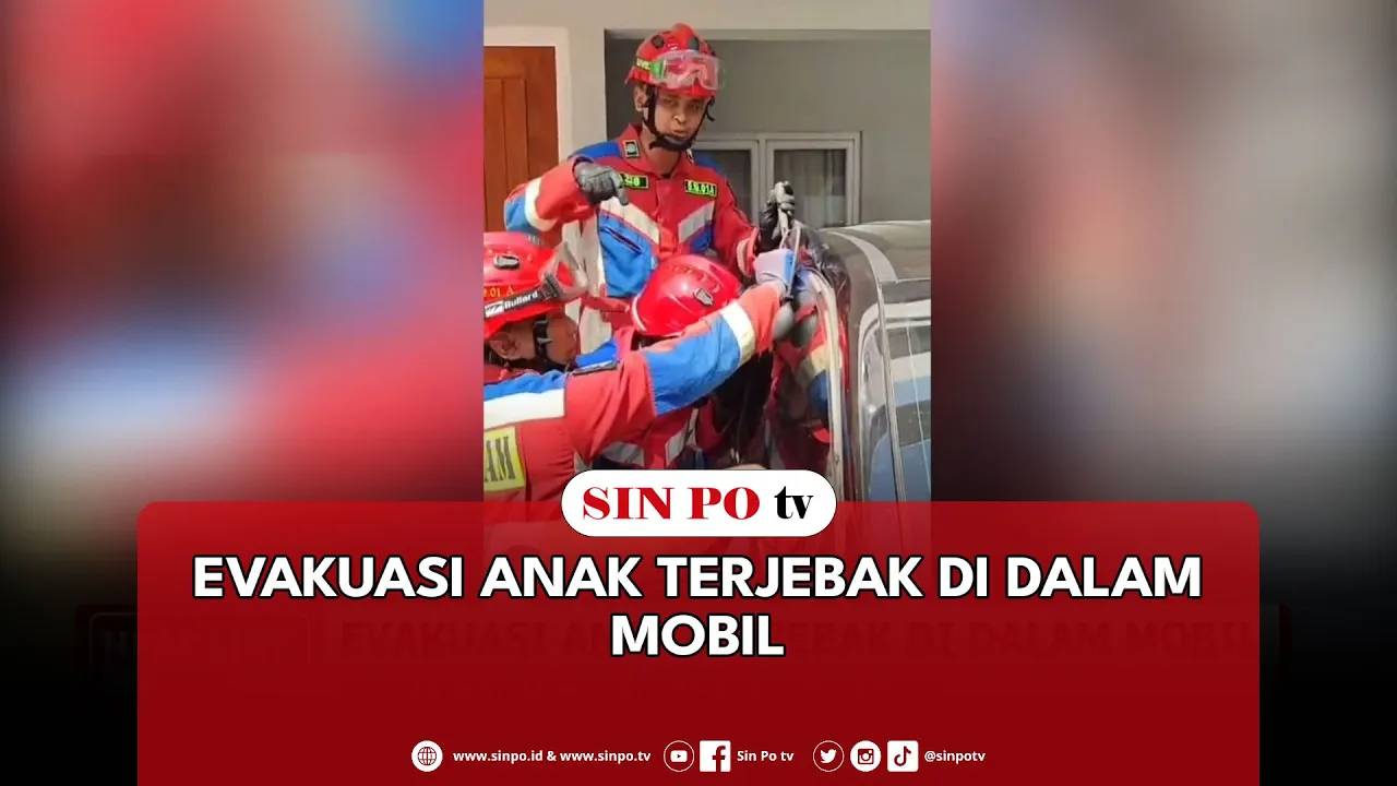 Evakuasi Anak Terjebak di Dalam Mobil