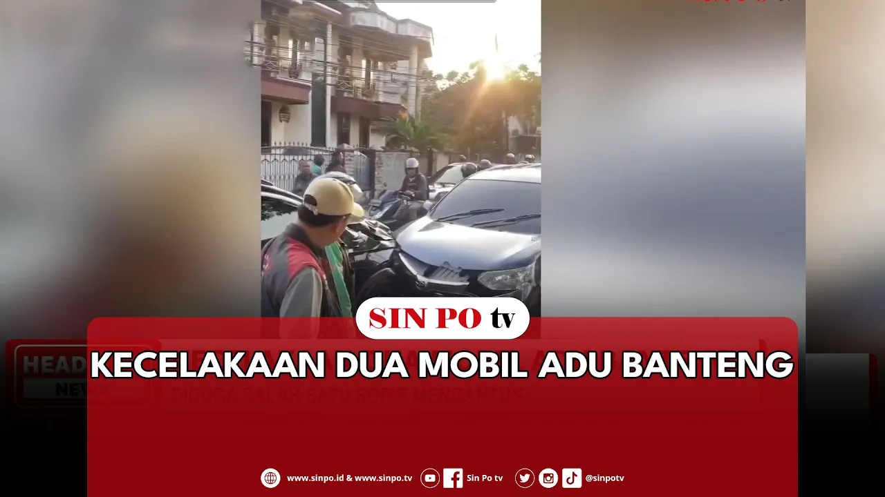 Kecelakaan Dua Mobil Adu Banteng