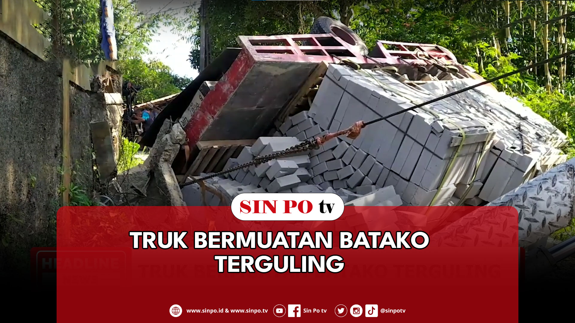 Truk Bermuatan Batako Terguling