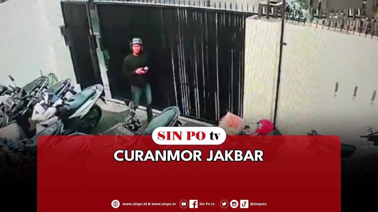 Aksi pencurian kendaraan bermotor terjadi di sebuah rumah kost di Jalan Tomang Utara, Grogol, Petamburan Jakarta Barat. Hanya butuh waktu 10 menit, 2 sepeda motor yang terparkir di garasi raib dibawa kabur pelaku.