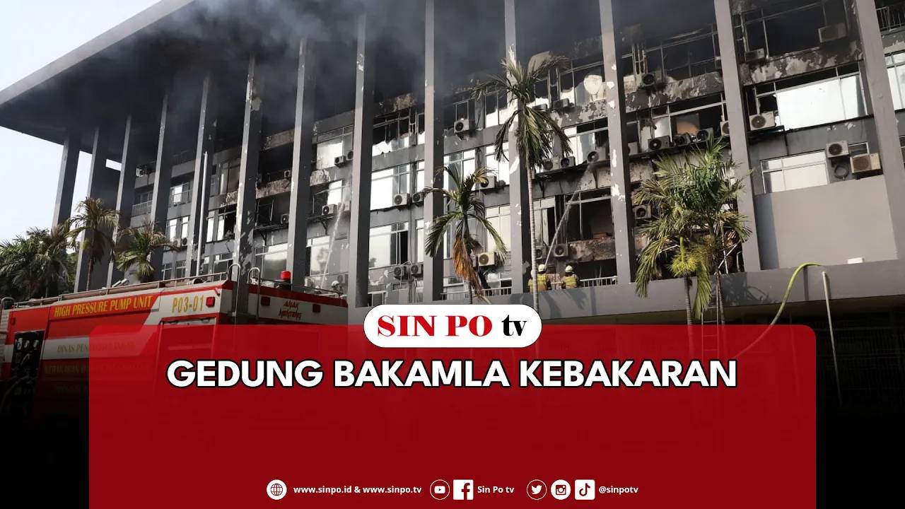 Kebakaran Melanda Gedung Badan Keamanan Laut (Bakamla) RI di Jalan Proklamasi Menteng Jakarta Pusat Minggu Pagi. Belum diketahui pasti penyebab terjadinya kebakaran, namun belasan mobil damkar diterjunkan ke lokasi guna melakukan proses pemadaman.