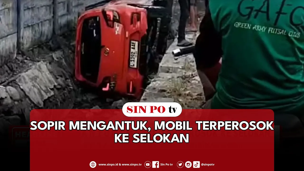 Sopir Mengantuk, Mobil Terperosok Ke Selokan