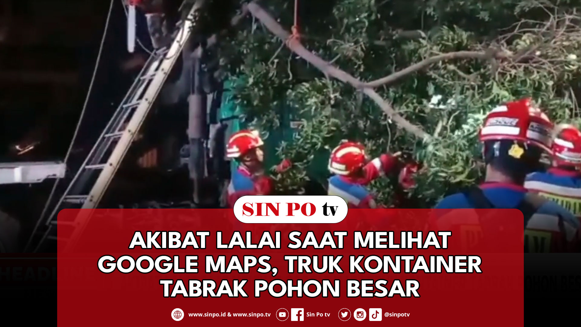 Akibat Lalai Saat Melihat Google Maps, Truk Kontainer Tabrak Pohon Besar