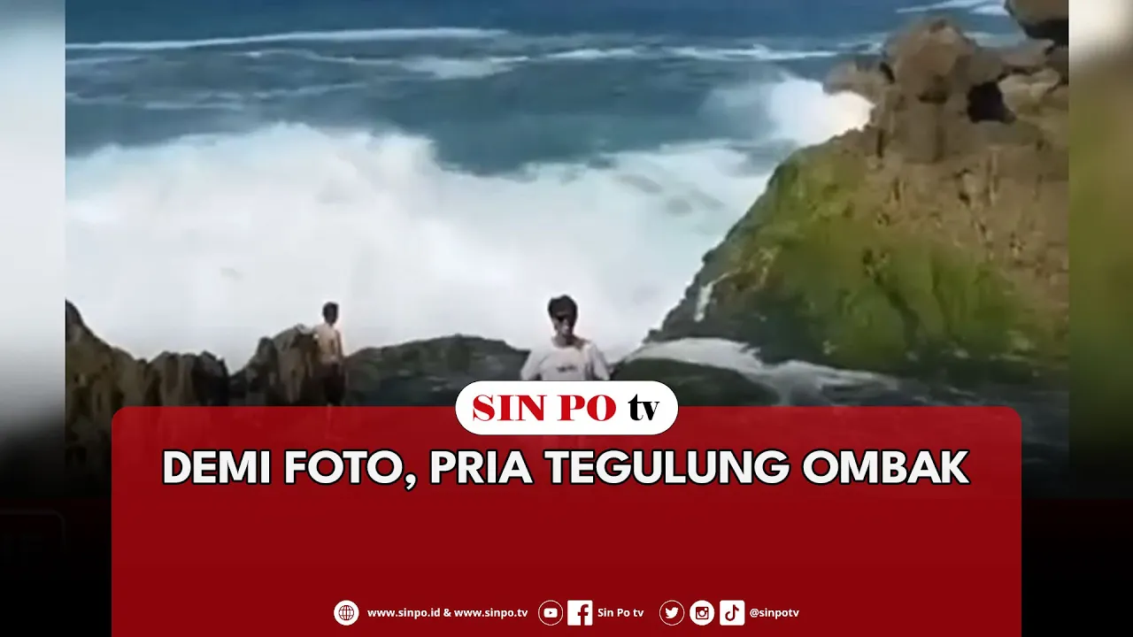 Demi Foto, Pria Tegulung Ombak