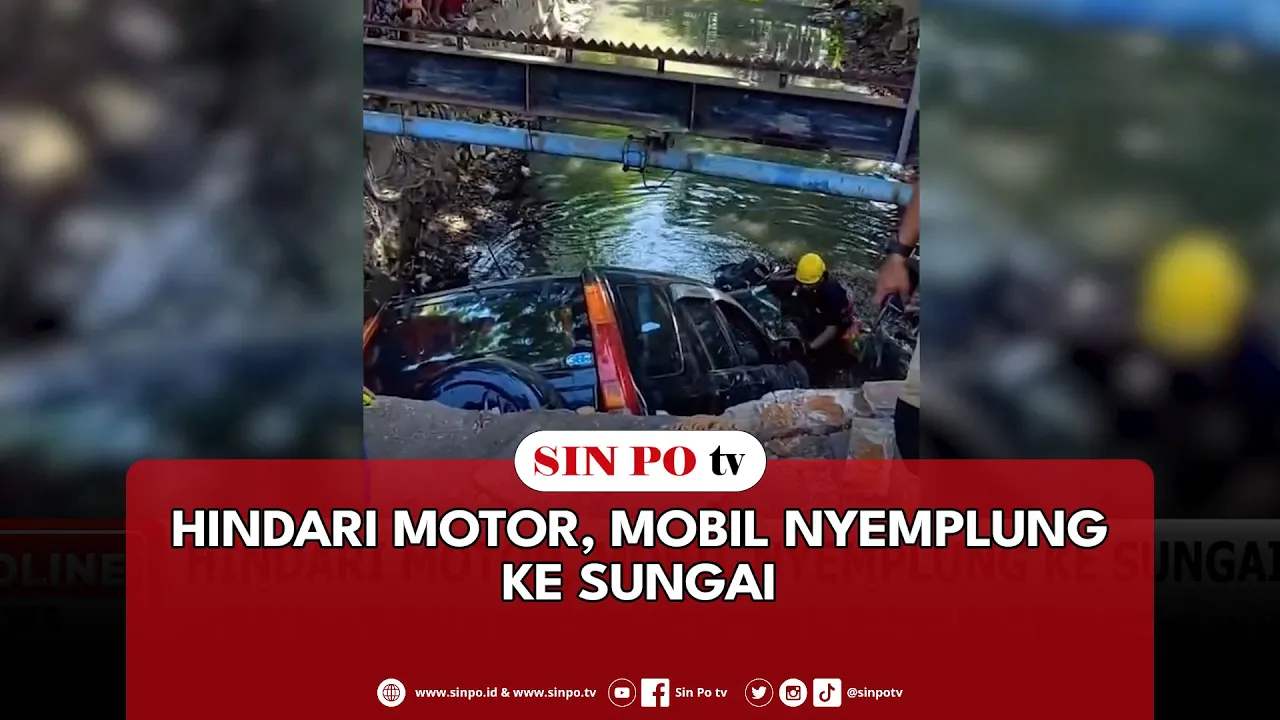 Hindari Motor, Mobil Nyemplung Ke Sungai