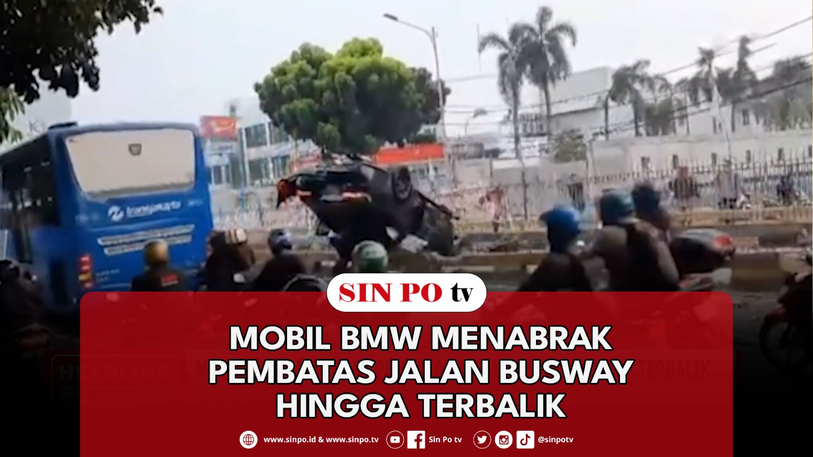 Mobil BMW Menabrak Pembatas Jalan Busway Hingga Terbalik