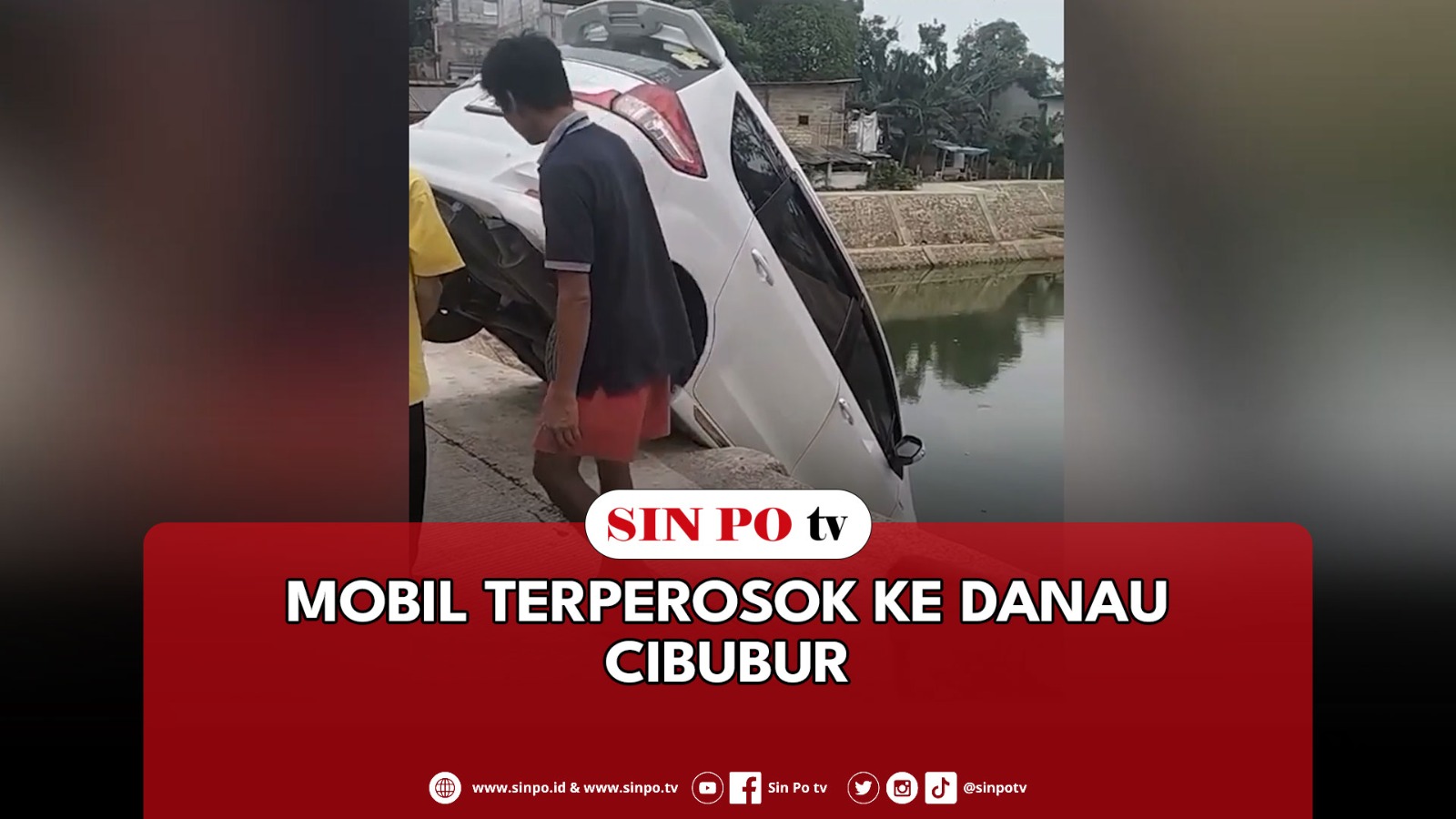 Mobil Terperosok Ke Danau Cibubur