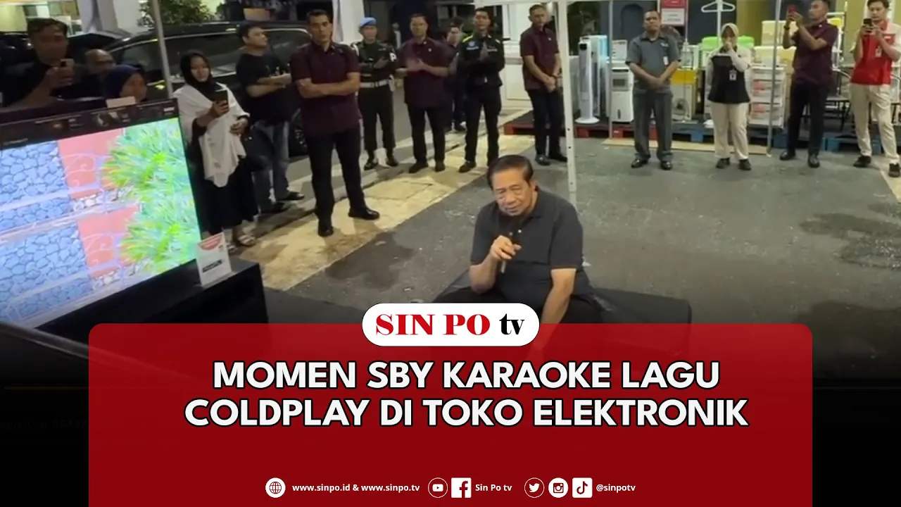 Momen SBY Karaoke Lagu Coldplay Di Toko Elektronik