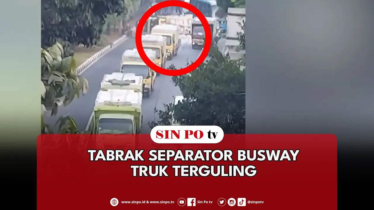 Tabrak Separator Busway Truk Terguling