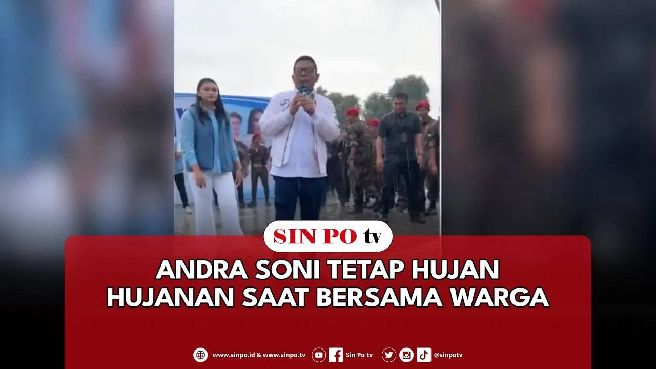 Andra Soni Tetap Hujan Hujanan Saat Bersama Warga