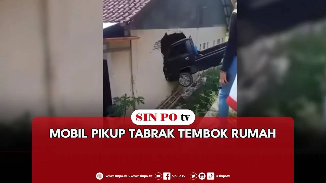 Mobil Pikup Tabrak Tembok Rumah