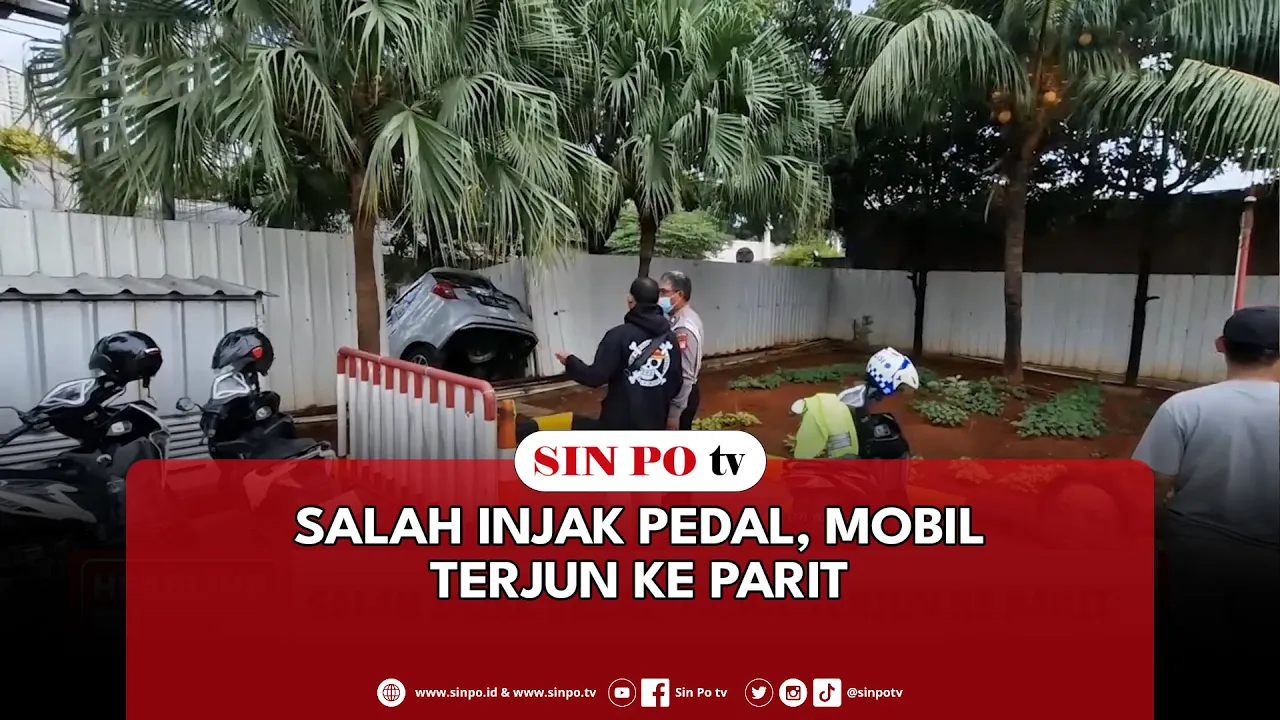 Salah Injak Pedal, Mobil Terjun Ke Parit