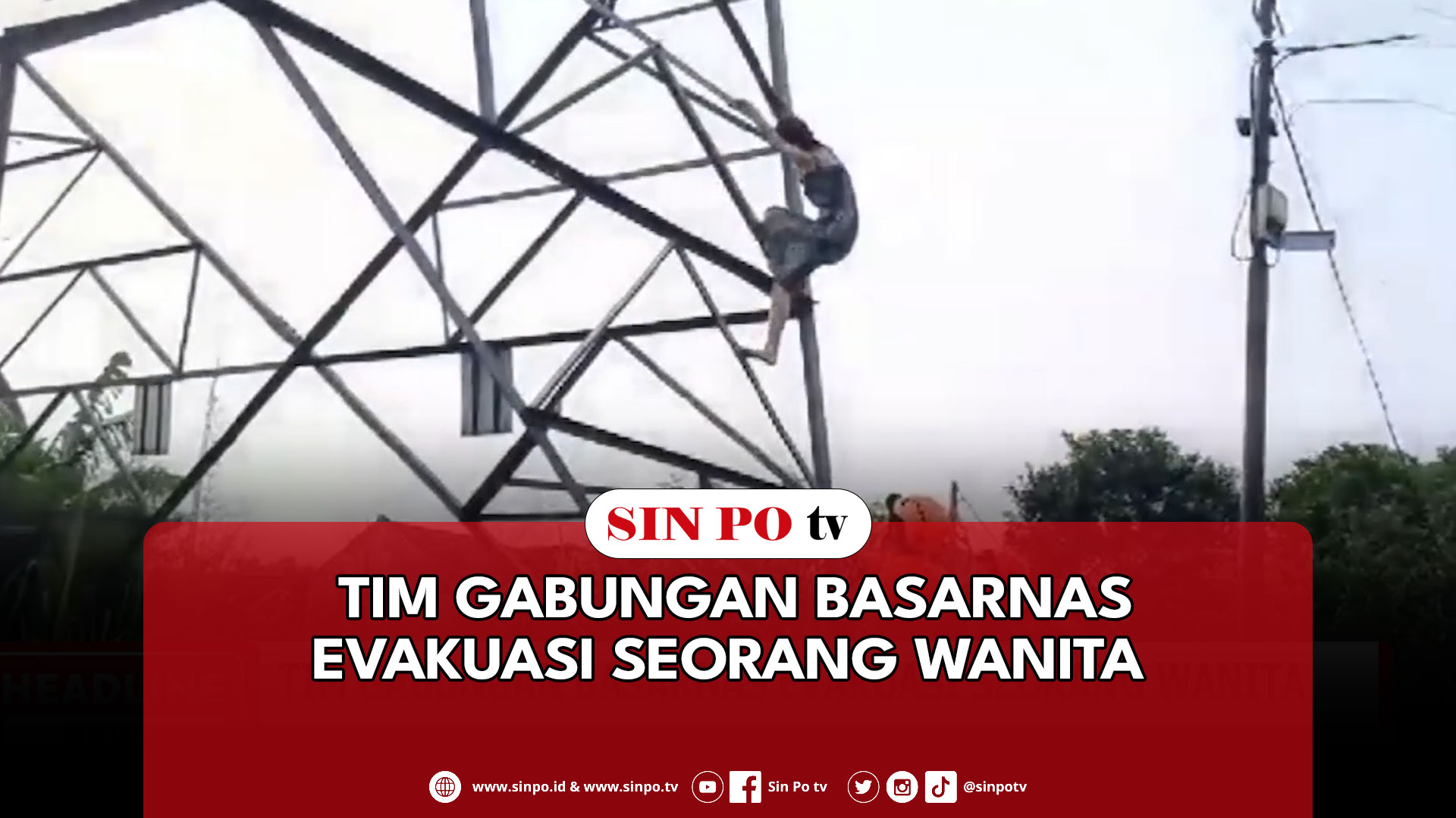 Tim Gabungan Basarnas Evakuasi Seorang Wanita