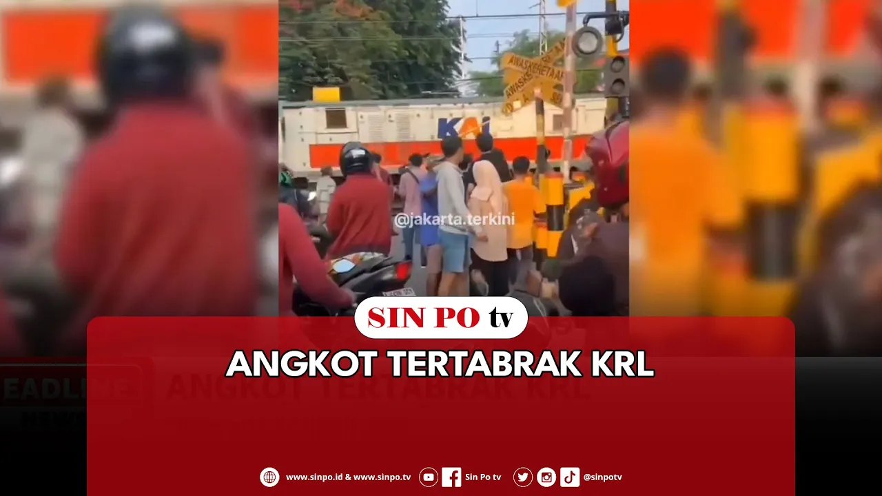 Angkot Tertabrak KRL