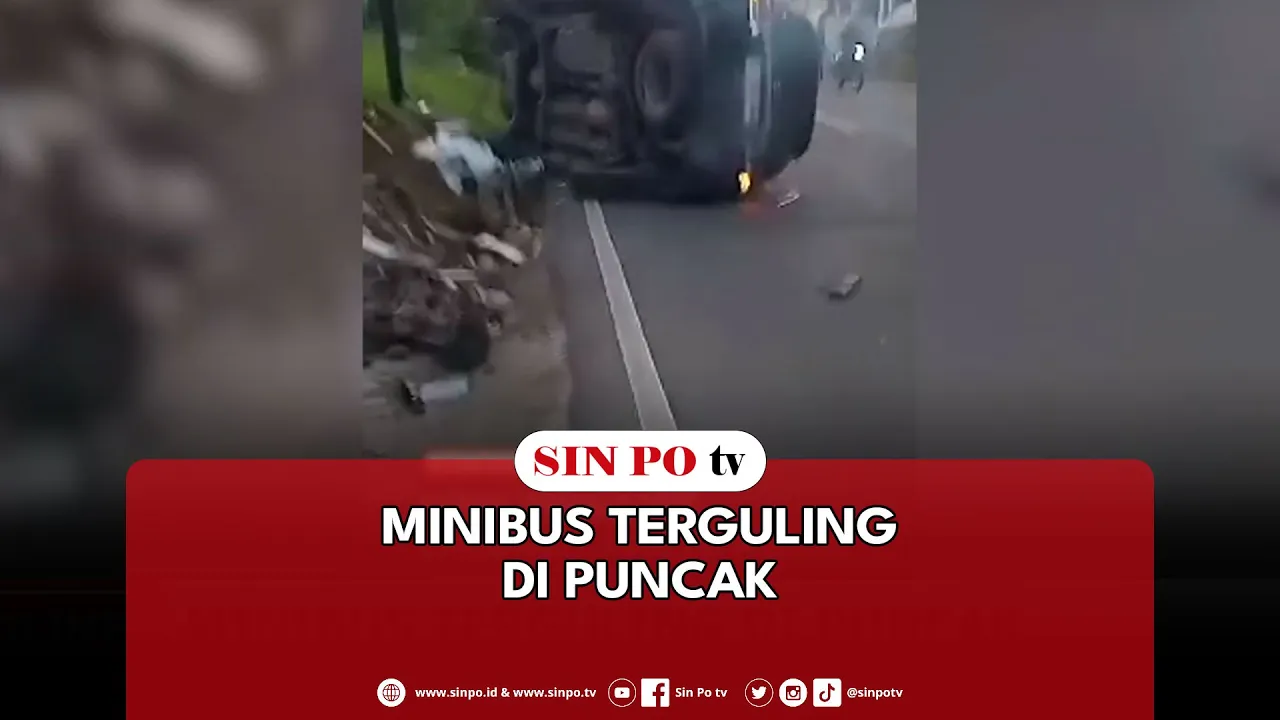 Minibus Terguling Di Puncak