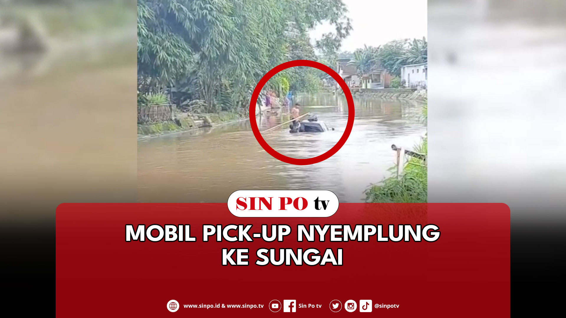 Mobil Pick-Up Nyemplung Ke Sungai
