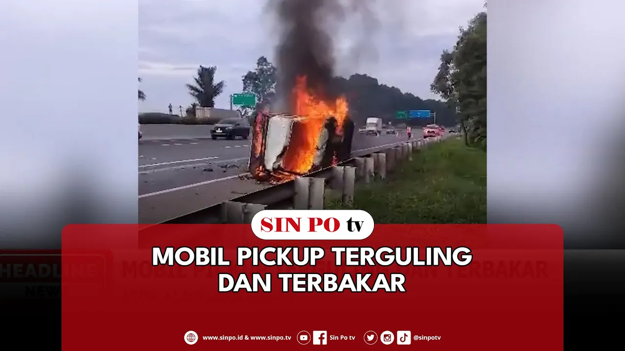 Mobil Pickup Terguling Dan Terbakar