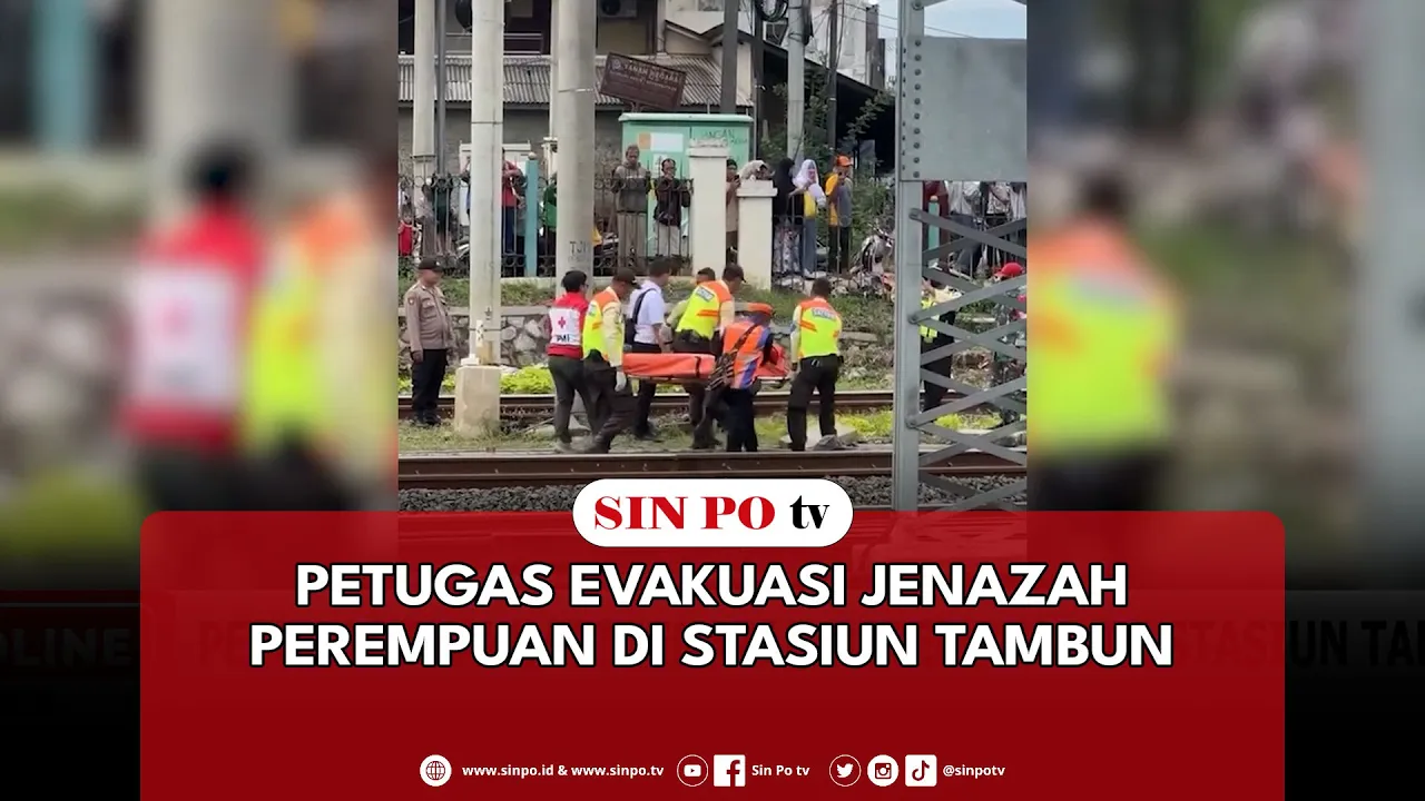 Petugas Evakuasi Jenazah Perempuan Di Stasiun Tambun