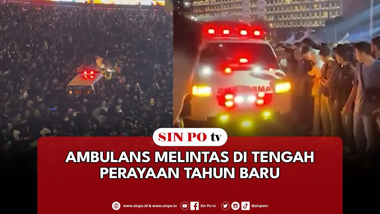 Ambulans Melintas Di Tengah Perayaan Tahun Baru