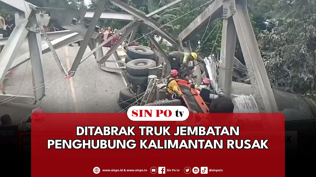 Ditabrak Truk Jembatan Penghubung Kalimantan Rusak