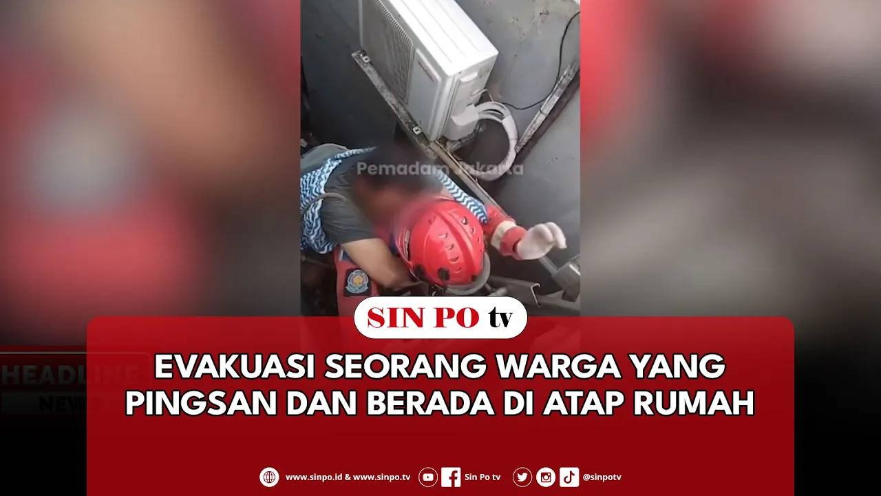 Evakuasi Seorang Warga Yang Pingsan Dan Berada Di Atap Rumah