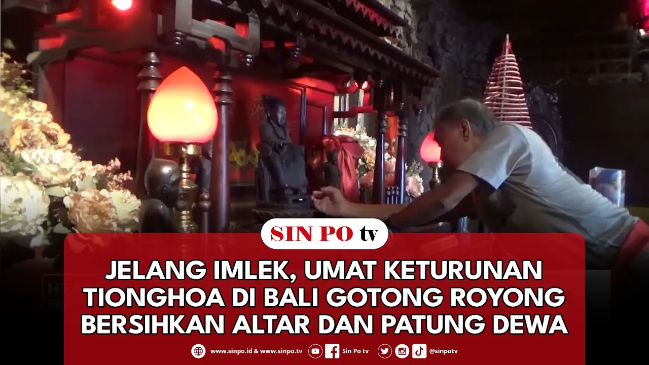 Jelang Imlek, Umat Keturunan Tionghoa Di Bali Gotong Royong Bersihkan Altar Dan Patung Dewa