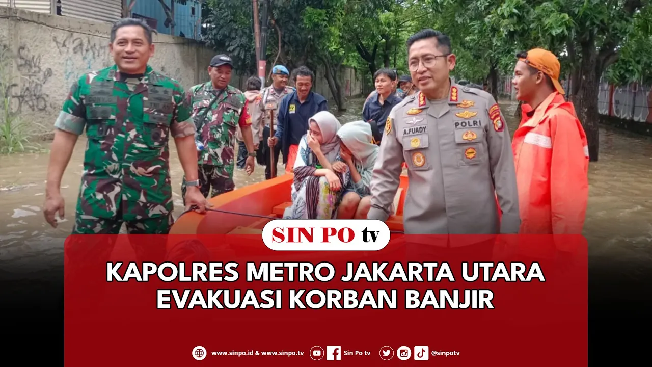 Kapolres Metro Jakarta Utara Evakuasi Korban Banjir