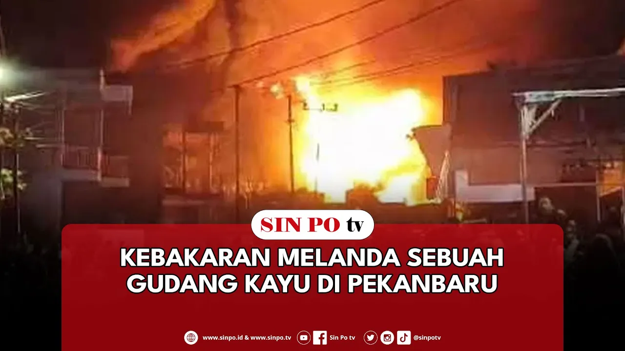 Kebakaran Melanda Sebuah Gudang Kayu Di Pekanbaru