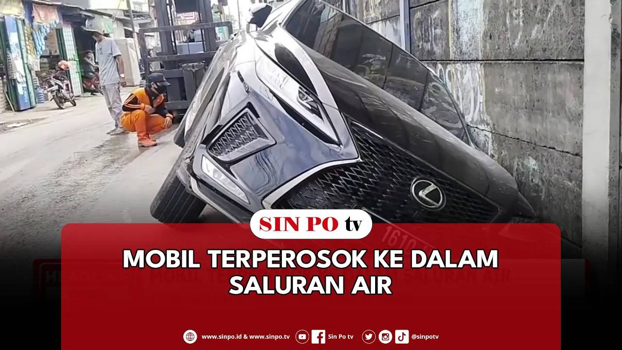 Mobil Terperosok Ke Dalam Saluran Air