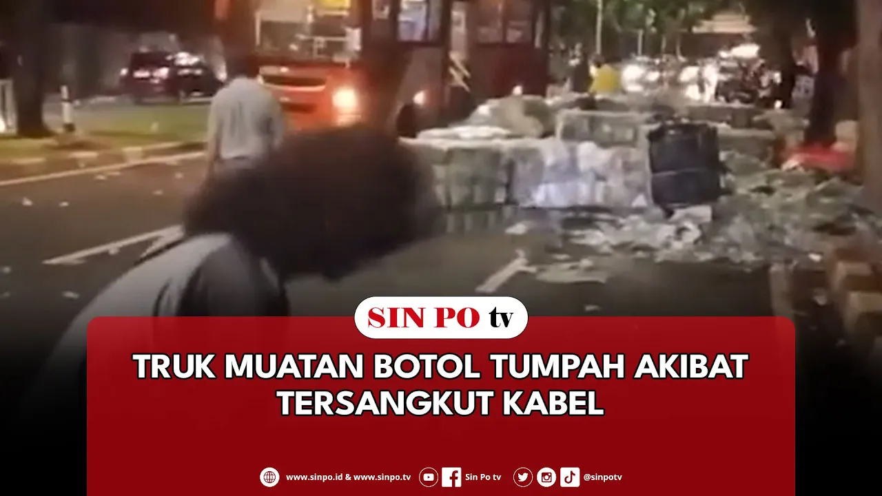 Truk Muatan Botol Tumpah Akibat Tersangkut Kabel