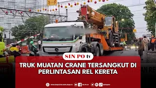 Truk Muatan Crane Tersangkut Di Perlintasan Rel Kereta