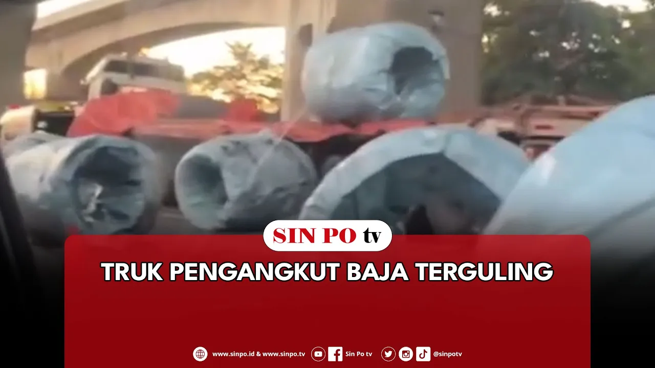 Truk Pengangkut Baja Terguling