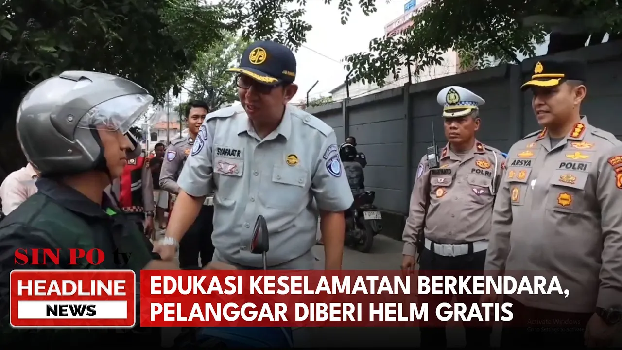 Edukasi Keselamatan Berkendara,Pelanggar Tak Pakai Helm Diberikan Helm Gratis