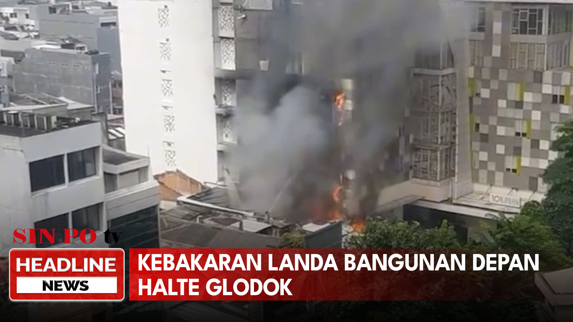 Kebakaran Landa Bangunan Depan Halte Glodok