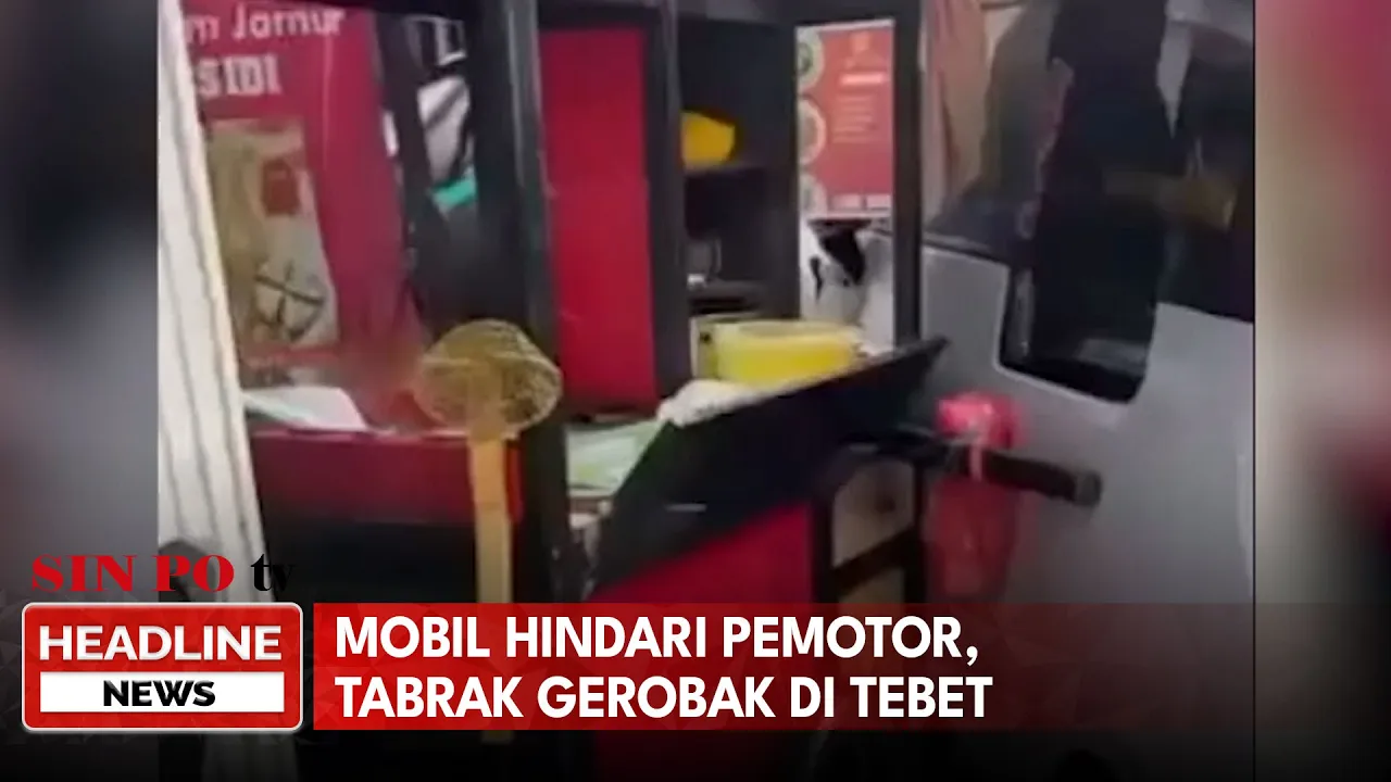Mobil Hindari Pemotor, Tabrak Gerobak Di Tebet