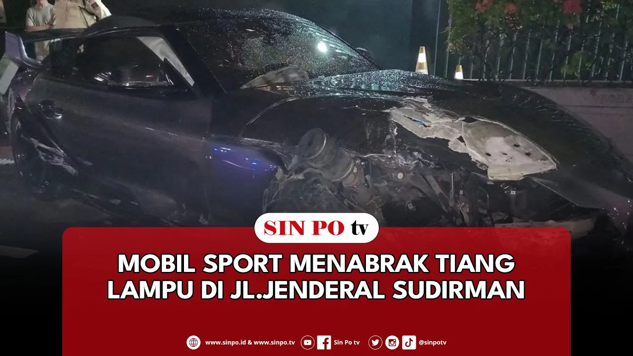 Mobil Sport Menabrak Tiang Lampu Di Jl. Jenderal Sudirman