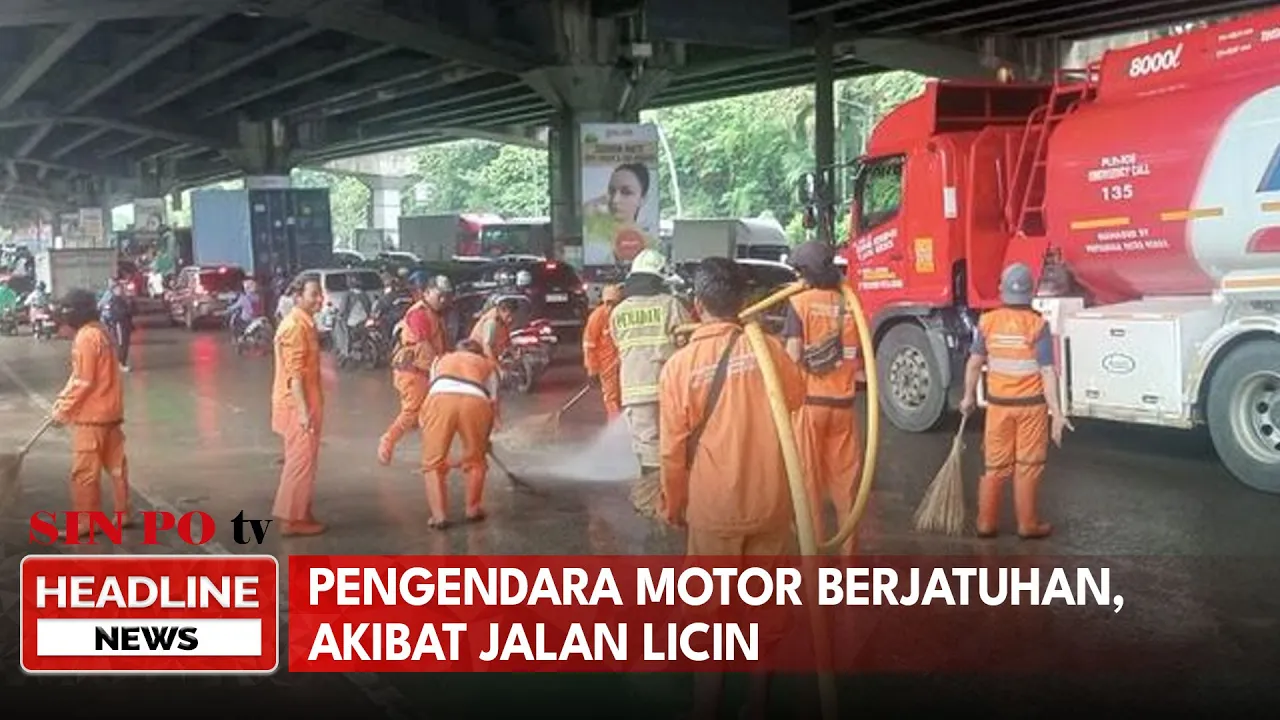 Pengendara Motor Berjatuhan, Akibat Jalan Licin