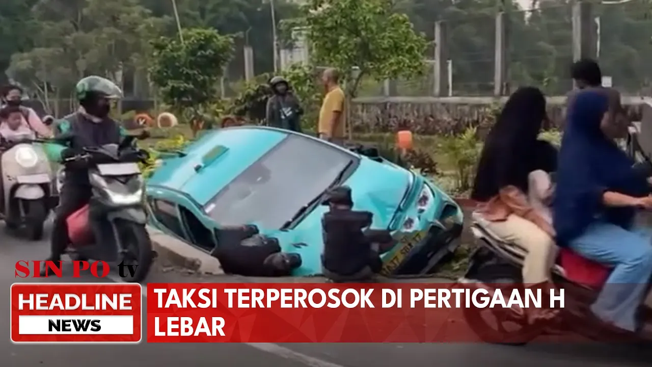 Taksi Terperosok Di Pertigaan H Lebar