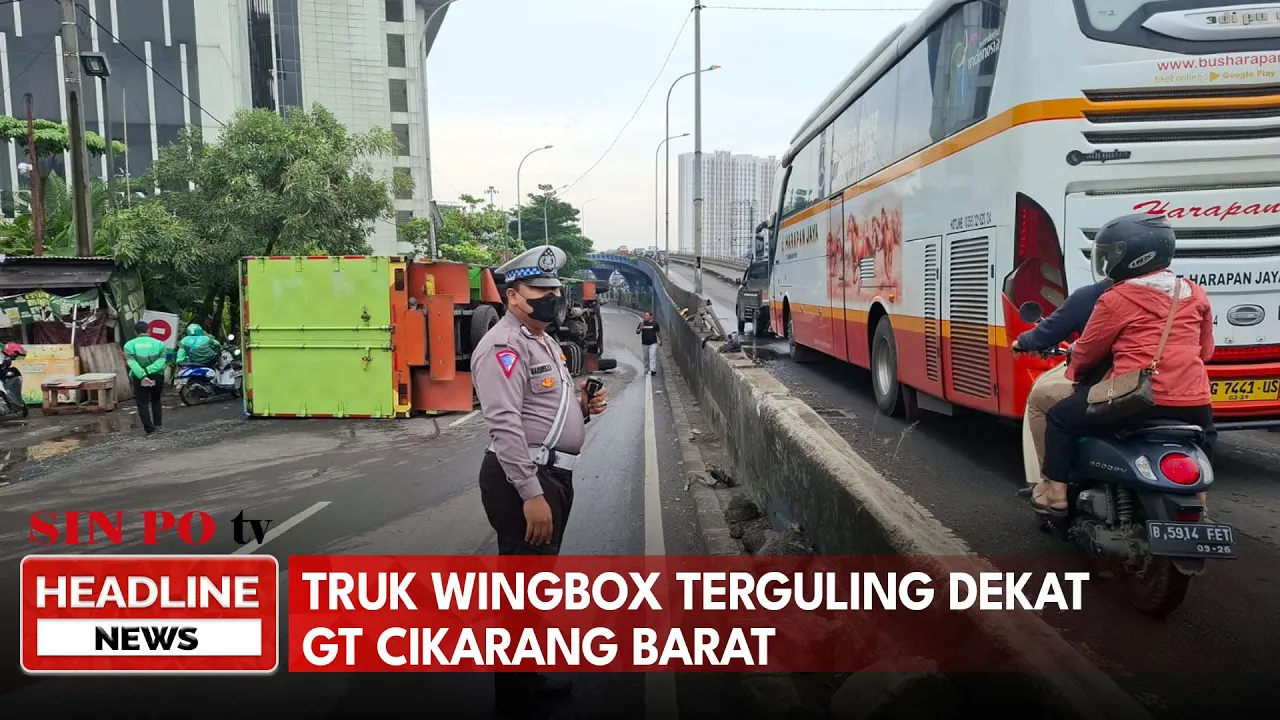 Truk Wingbox Terguling Dekat GT Cikarang Barat