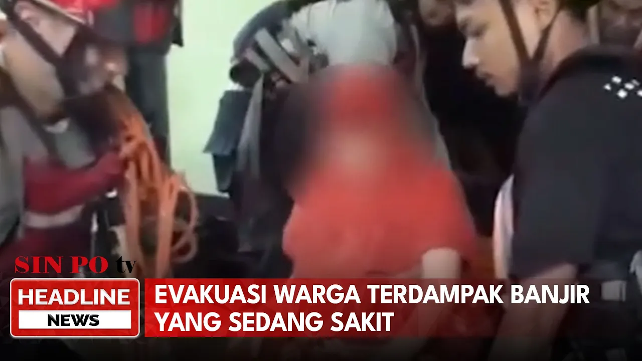 Evakuasi Warga Terdampak Banjir Yang Sedang Sakit