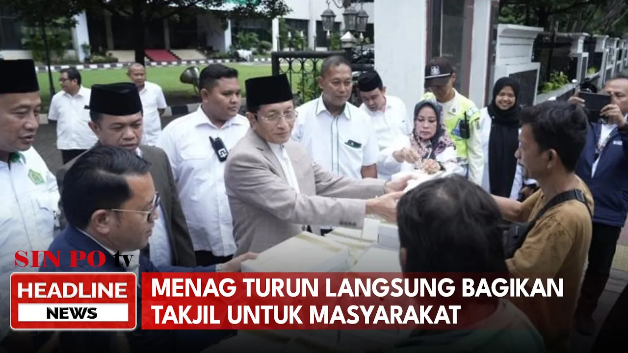 Menag Turun Langsung Bagikan Takjil Untuk Masyarakat