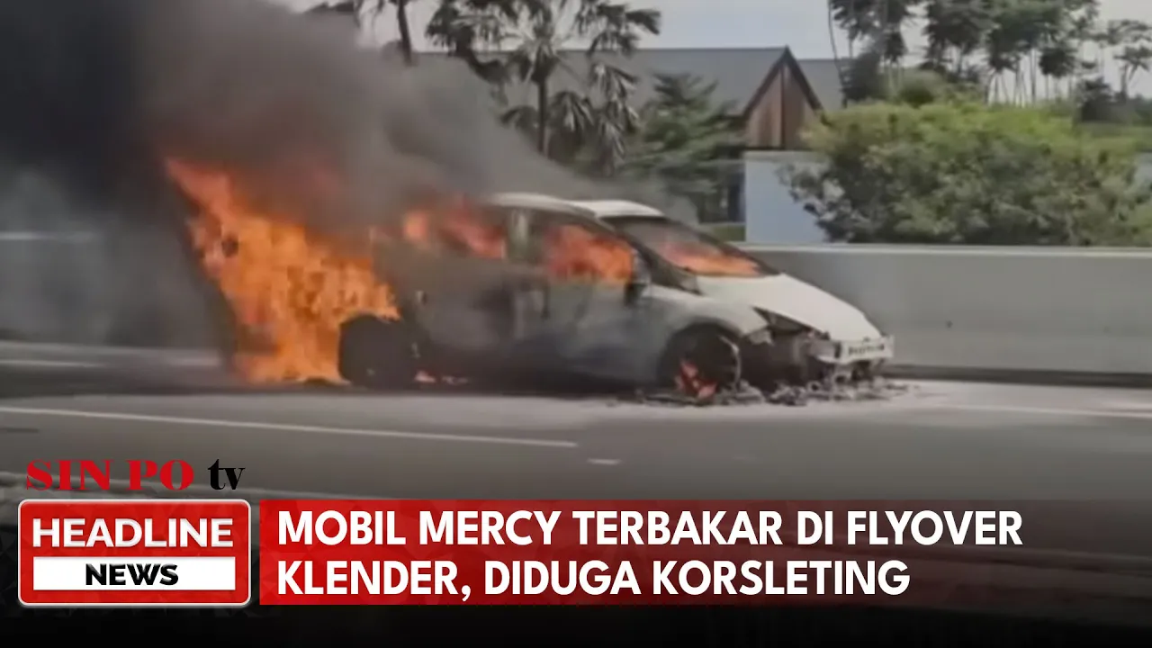 Mobil Mercy Terbakar Di Flyover Klender, Diduga Korsleting